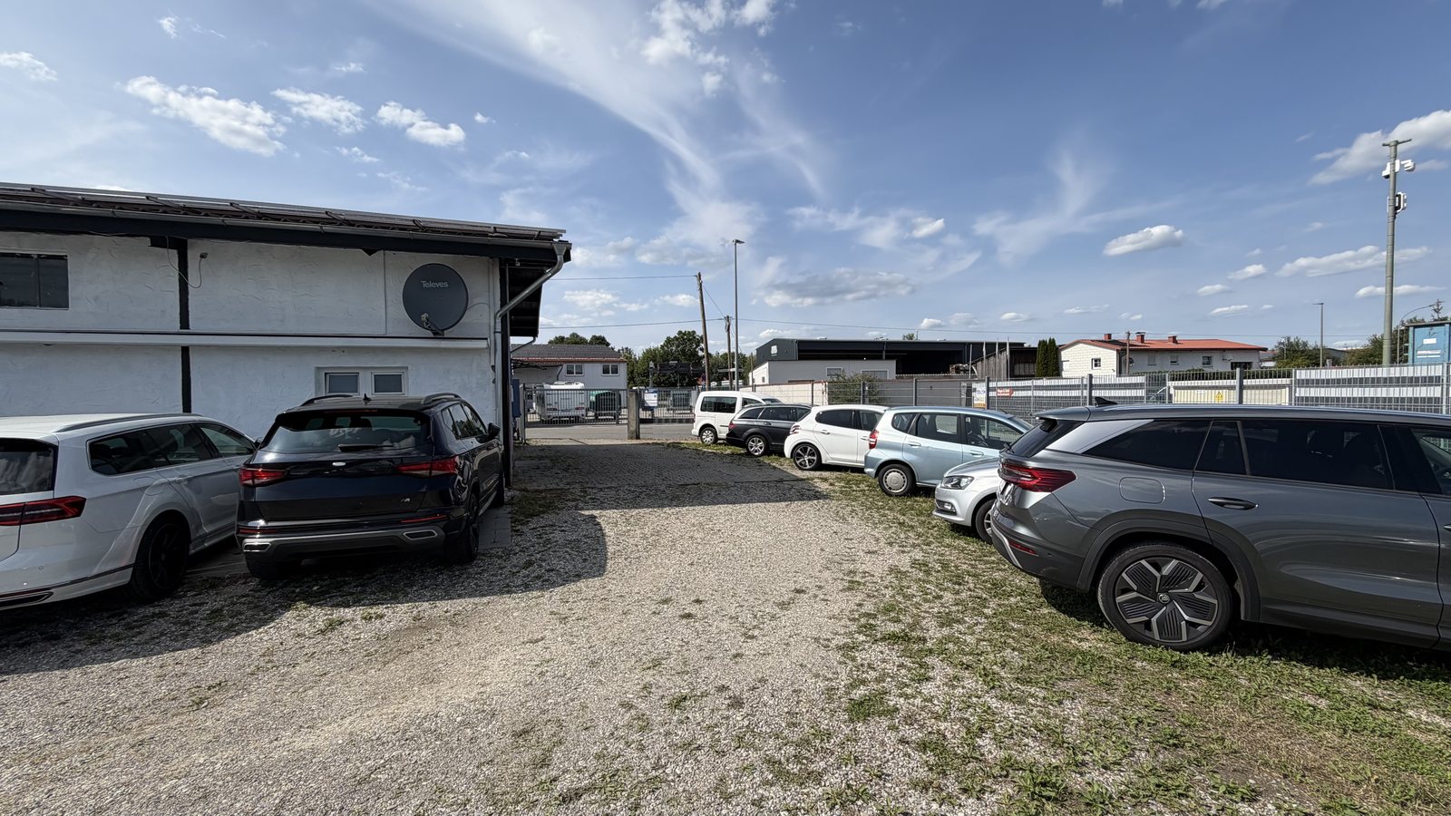 Blick auf die Stellflächen direkt hinter der Einfahrt des Parkplatzes HolidayPark